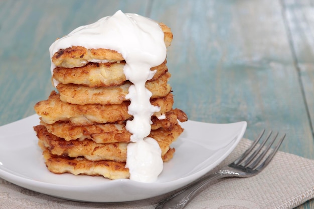 Zucchini fritters with sour cream