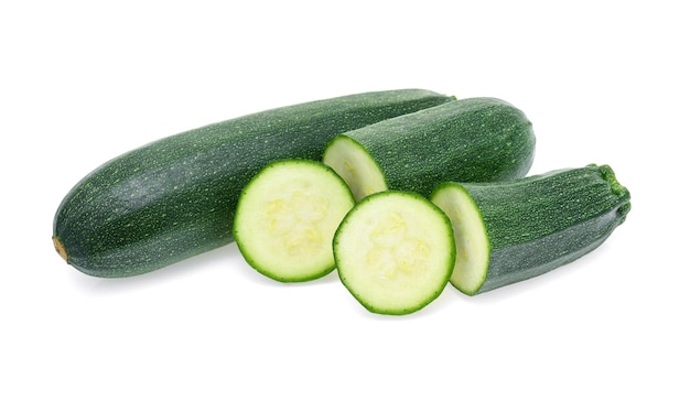 Zucchine isolate su sfondo bianco