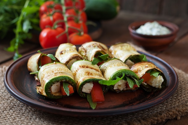 Photo zucchini rolls with cheese and dill