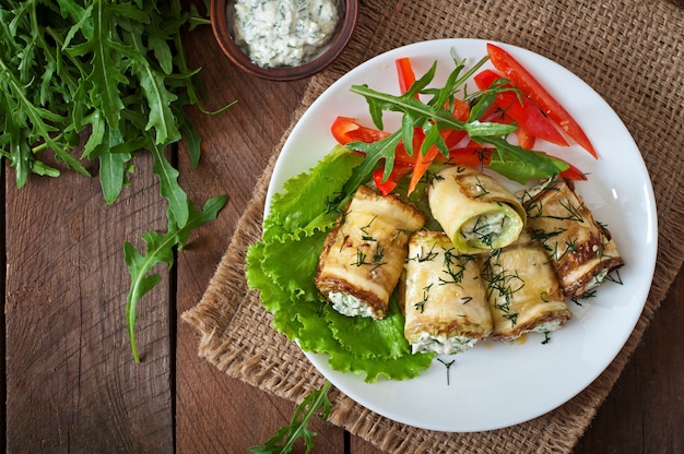 Zucchini rolls with cheese and dill