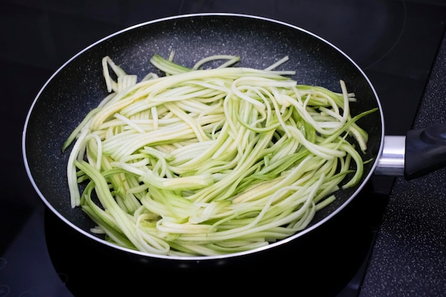 フライパンでズッキーニのスパゲッティを茹でる