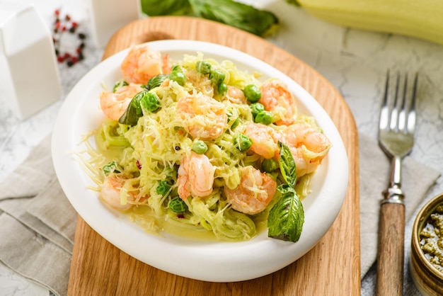 zucchini spaghetti with shrimp and pesto