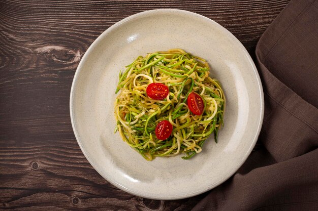 にんにくと油のトマトとズッキーニのスパゲッティ