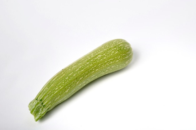 Foto zucchine su uno sfondo bianco