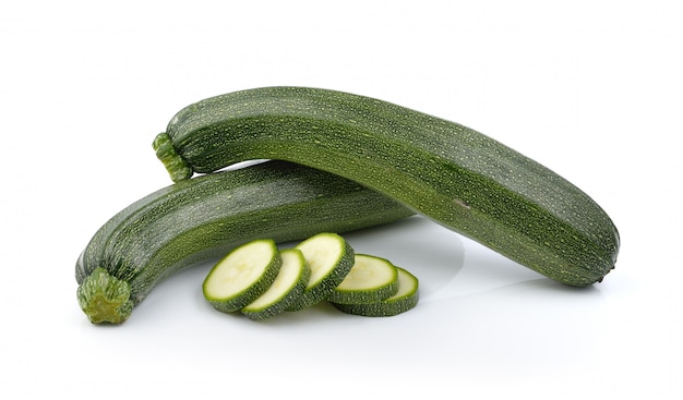 Foto zucchine sul muro bianco