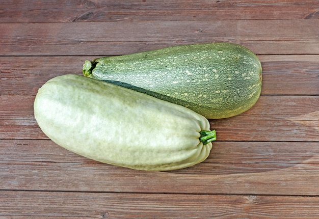 Zucchini su un tavolo di legno