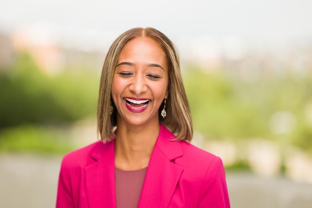 Zuid-Afrikaanse zakenvrouw ceo headshot op onscherpe achtergrond duizendjarige vrouw ondernemer