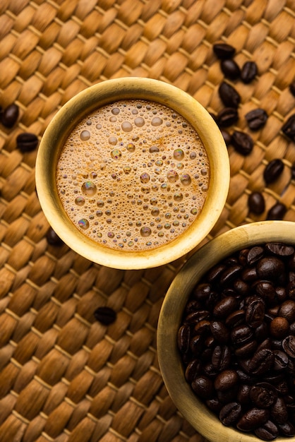 Zuid-Indiase filterkoffie geserveerd in een traditionele kop van messing of roestvrij staal