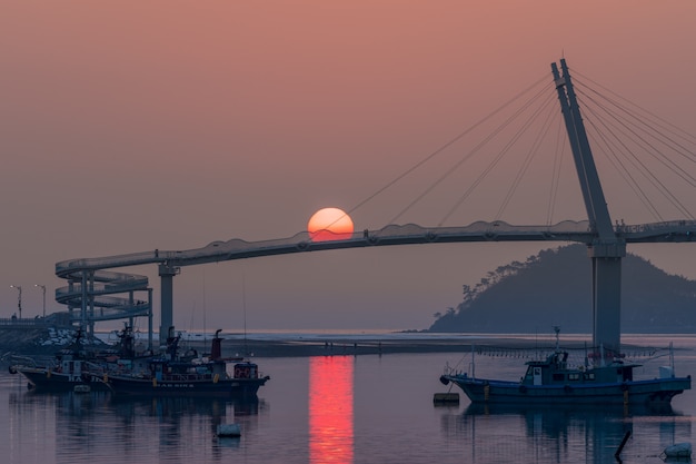 Zuid-Korea, de haven van Aneanundo van Taean-gun, Sun on Bridge.