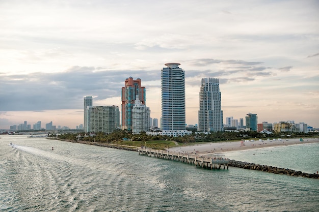 Zuid-Miami Beach. Miami wolkenkrabbers met blauwe bewolkte hemel, witte boot zeilen naast het centrum van Miami, luchtfoto