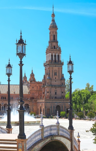 Zuidelijke toren en lantaarns op Plaza de Espana Sevilla Spanje