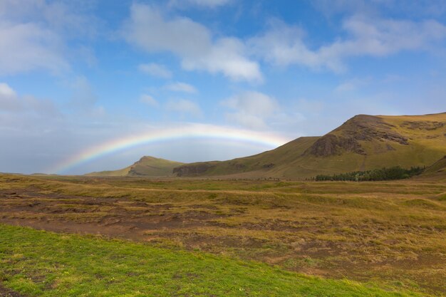 Zuidijslands landschap met regenboog