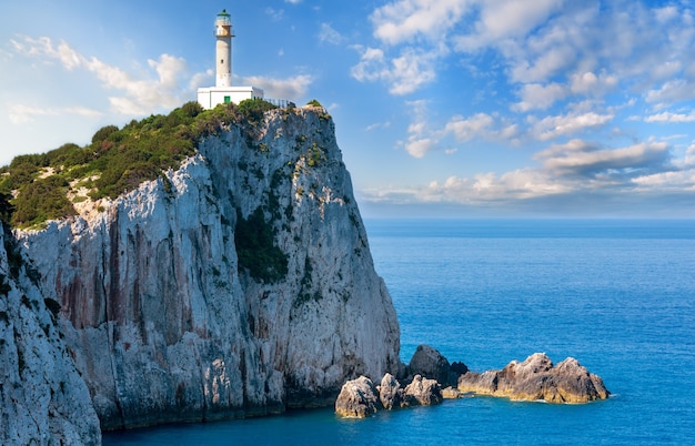 Zuidkaap van het eiland Lefkas en de vuurtoren (Lefkada, Griekenland, Ionische Zee). Uitzicht van bovenaf.