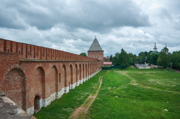 Zuidmuur drie torens van Smolensk Kremlin, Smolensk, Rusland.