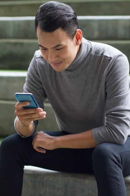 Zuidoost-Aziatische man met smartphone