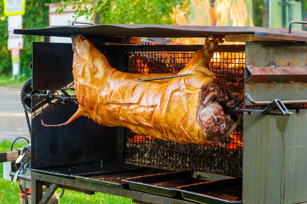 Zuigen of geroosterd varken op de grill