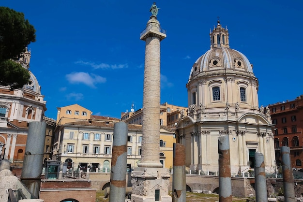 Zuil van Trajanus en de kerk van de Allerheiligste Naam van Maria op het Forum Trajanus Rome, Italië