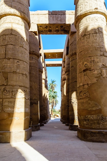 Zuilen in de grote zuilenhal van de tempel van Karnak