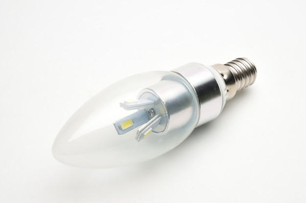 Zuinige LED-lamp voor verlichting op een geïsoleerd wit