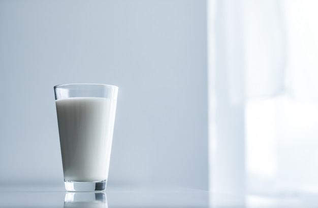 Zuivel gezonde voeding en ontbijt concept wereld melk dag vol glas op marmeren tafel