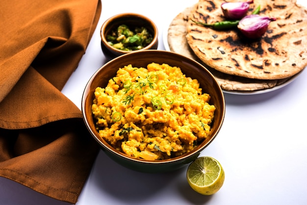 Zunka bhakar of Pithla of pithla bhakar, populair eten uit Maharashtra, India