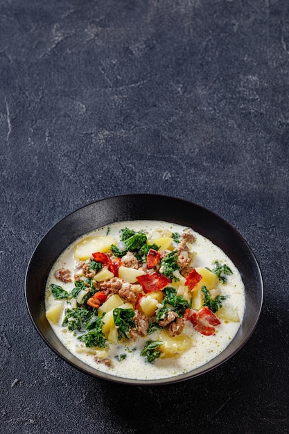 Zuppa ToscanaToscaanse Soep in zwarte kom bovenaanzicht