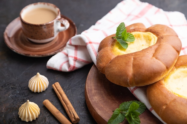 Zure roombroodje met kop koffie