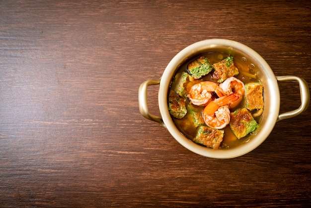 Foto zure soep gemaakt van tamarindepasta met garnalen en groenteomelet - aziatisch eten