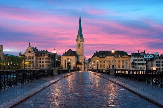 Zürich. Beeld van Zürich, hoofdstad van Zwitserland, tijdens dramatische zonsondergang.