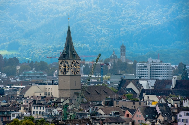 Zürich centrum. Afbeelding van de oude Europese stad, uitzicht vanaf de top. Mooi huis en kapel.