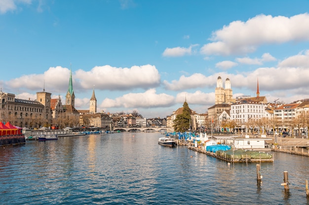 Zürich prachtig panoramisch uitzicht op een zonnige dag