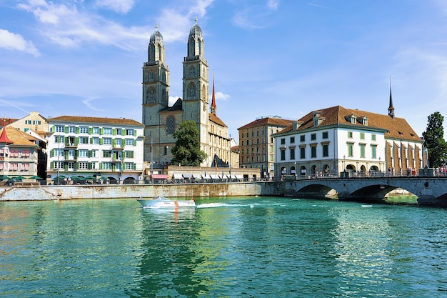 Zürich, Zwitserland - 2 september 2016: Politiemotorboot bij de rivier de Limmat en de Grossmunster-kerk in Zürich, Zwitserland