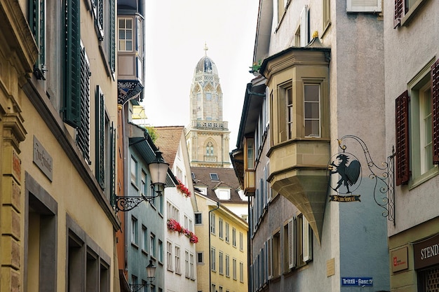 Zürich, Zwitserland - 2 September 2016: Straatmening over de kerk van Grossmunster in Zürich, Zwitserland