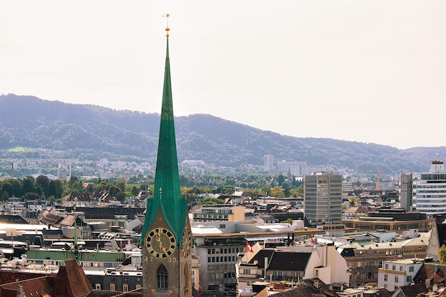 Zürich, Zwitserland - 2 September 2016: Torenspits van Grossmunster-kerk en daken van het stadscentrum van Zürich, Zwitserland.