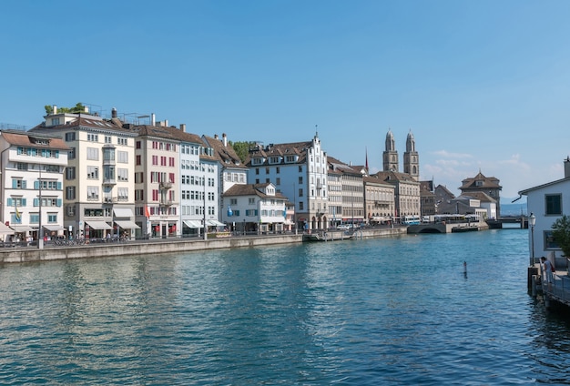 Zürich, Zwitserland - 21 juni 2017: Uitzicht op de rivier de Limmat en het historische centrum van de stad Zürich. Zomerlandschap, zonneschijn, blauwe lucht en zonnige dag