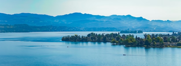 Zürichmeer in wollerau kanton schwyz in zwitserland zürichsee zwitserse bergen landschap blauw wat...