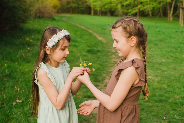 Zus geeft een bloem in het park