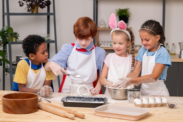 Zusje leren koken