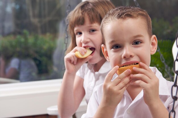 Zuster en broer eten een appel