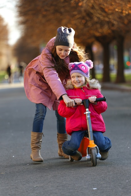 Zustermeisjes lopen op straat