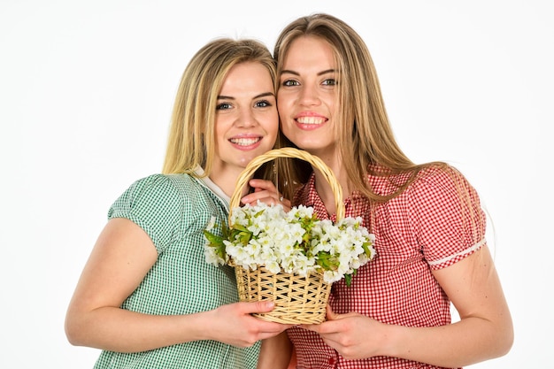 Zusters houden zomerbloei vrouwelijke bloemist ontwerper gelukkige moederdag meisjes bij bloemenwinkel natuurlijk cadeau vriendschap en liefde vrouwen heeft bloemen in mand lentebloesem arrangement Lente stijl