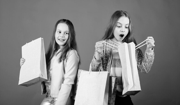 Zusters samen winkelen Kleding kopen Fashionista verslaafde koper Modeboetiek kinderen Winkelen van haar dromen Gelukkige kinderen in winkel met tassen Winkelen is de beste therapie Winkelen dag geluk