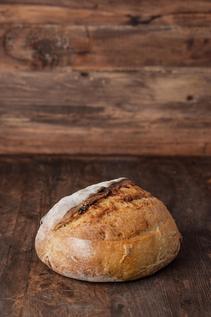 Zuur deeg op houten tafel in de keuken