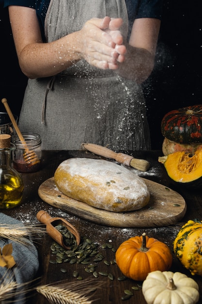 Zuurdesem biologisch rauw broodbrood, vrouwelijke handen