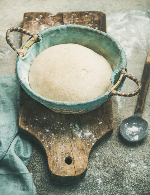 Foto zuurdesem voor het bakken van zelfgebakken brood