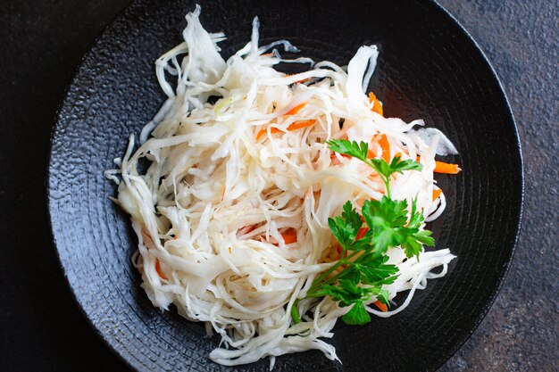 Foto zuurkool, koolsalade kruiden en marinade snack klaar om te eten