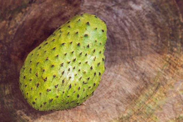 Zuurzak, Guanabana, Custard Apple, Annona muricata op houten plank