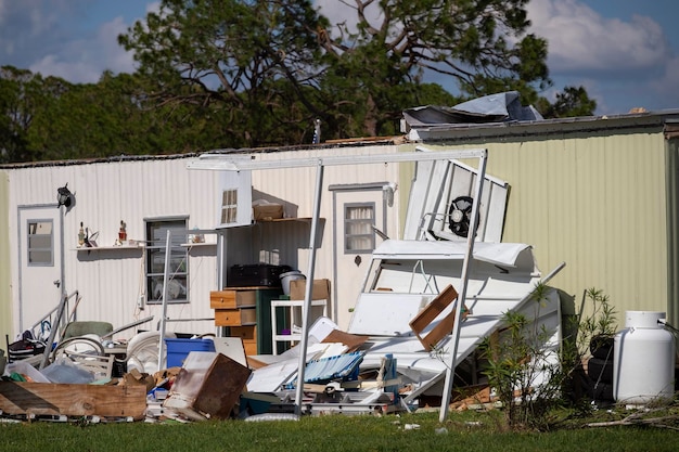 Zwaar beschadigde huizen door orkanen in het woongebied van mobiele huizen in Florida Gevolgen van een natuurramp