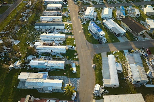 Zwaar beschadigde huizen na orkaan Ian in een woonwijk in Florida Gevolg van een natuurramp