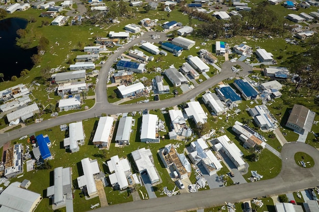 Zwaar beschadigde huizen na orkaan Ian in woongebied stacaravan Florida Gevolgen natuurramp